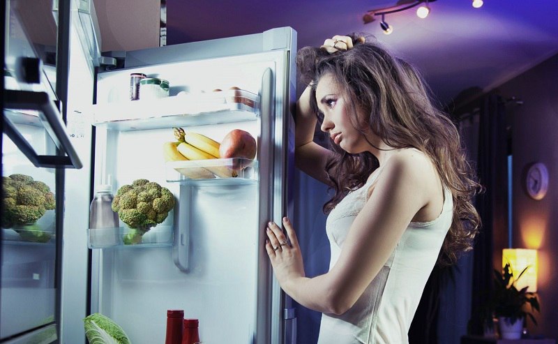 8 продуктов, от которых стоит отказаться во время поздних вечерних перекусов. Съедая № 6, многие думают, что совершают правильно. Ан нет!