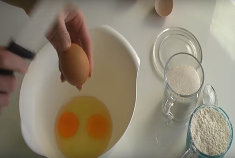 Манник на кефире – лучшие рецепты очень вкусного воздушного пирога
