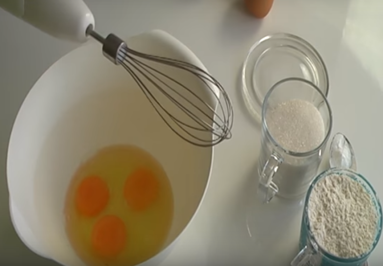 Манник на кефире – лучшие рецепты очень вкусного воздушного пирога