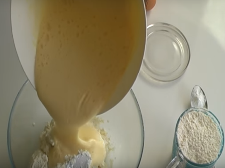 Манник на кефире – лучшие рецепты очень вкусного воздушного пирога