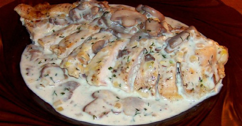 Невероятно ароматная курочка в нежном сметанном соусе. Рецепт — то что надо! Потратила на всё про всё 20 минут.