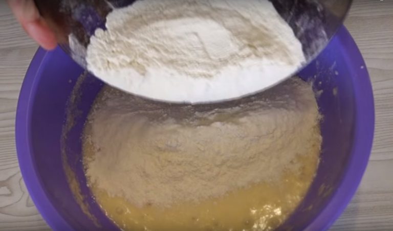 Манник на кефире – лучшие рецепты очень вкусного воздушного пирога