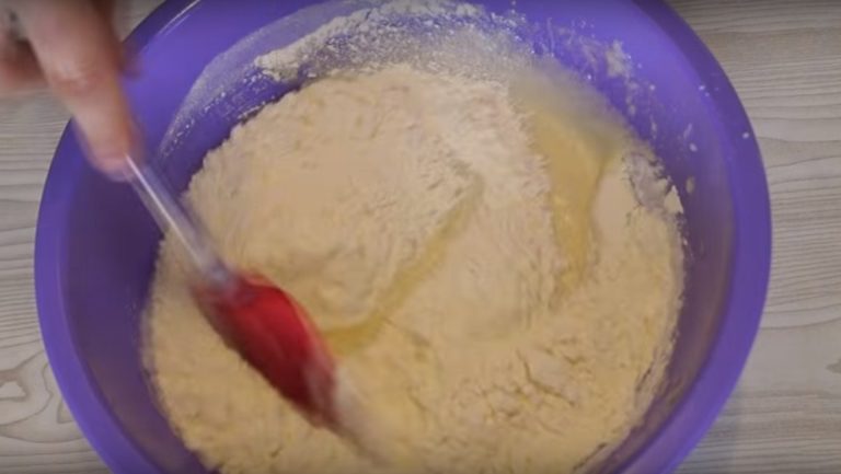 Манник на кефире – лучшие рецепты очень вкусного воздушного пирога
