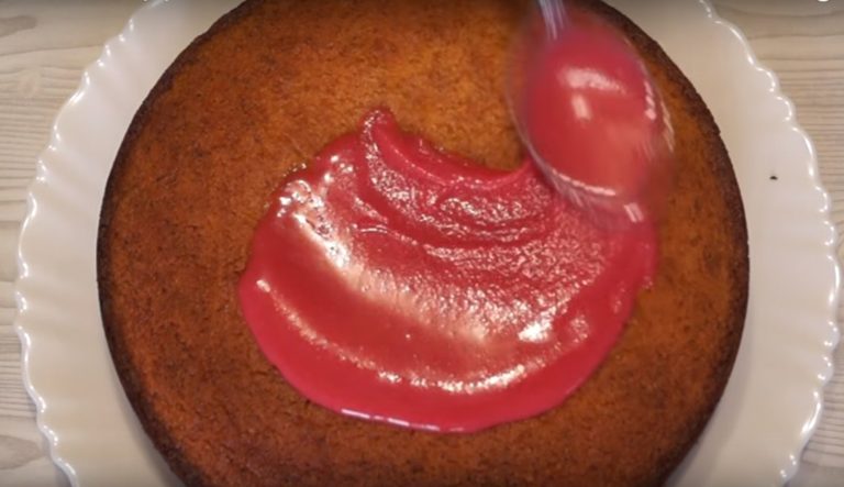 Манник на кефире – лучшие рецепты очень вкусного воздушного пирога
