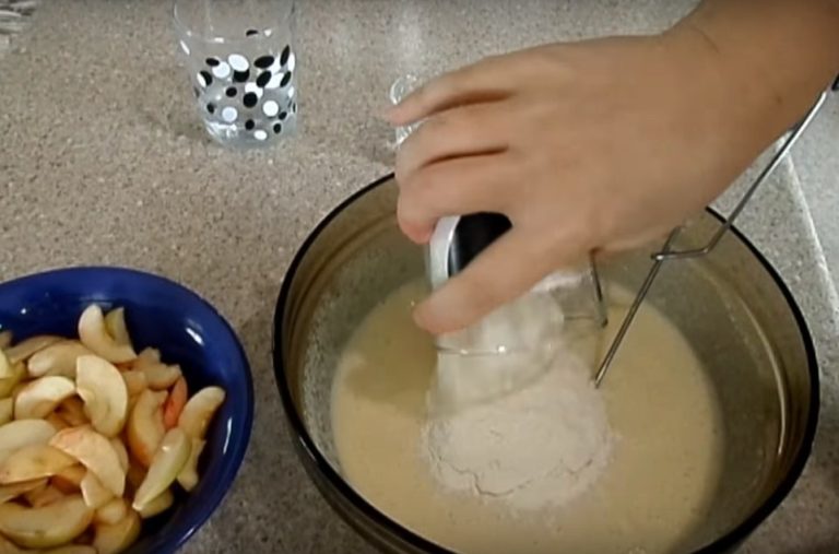 Манник на кефире – лучшие рецепты очень вкусного воздушного пирога