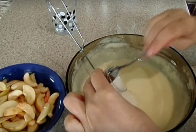 Манник на кефире – лучшие рецепты очень вкусного воздушного пирога