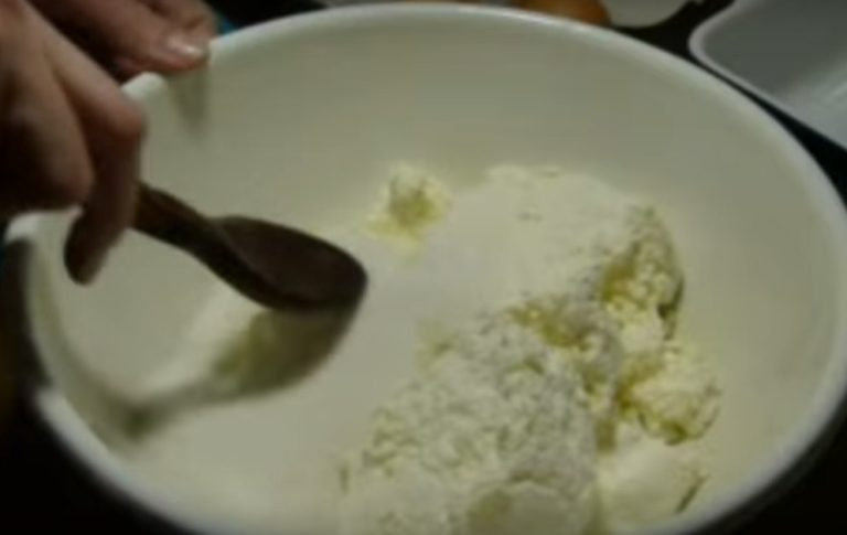 Манник на кефире – лучшие рецепты очень вкусного воздушного пирога