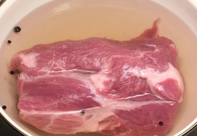Более простого рецепта приготовления мяса не знаю! Натурально, вкусно, ароматно.