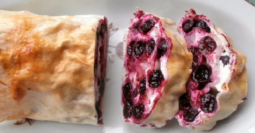 Как есть сладости и не вредить фигуре: вкуснейший творожно-ягодный рулет на скорую руку! Тренер дал добро.