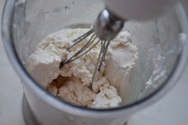 Как есть сладости и не вредить фигуре: вкуснейший творожно-ягодный рулет на скорую руку! Тренер дал добро.