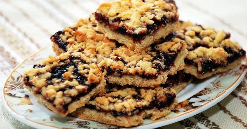 Без сомнения, это самый вкусный пирог в мире. Очень нежный и рассыпчатый!