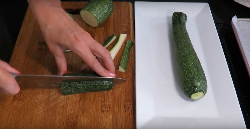 Из двух кабачков получилась потрясающая закуска! Подойдет к любому блюду…