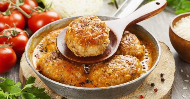 Мясные биточки — рецепты из куриного, свиного, говяжьего фарша, с подливкой и в духовке