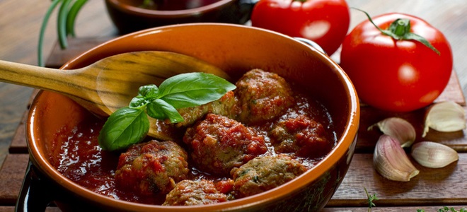 Мясные биточки — рецепты из куриного, свиного, говяжьего фарша, с подливкой и в духовке
