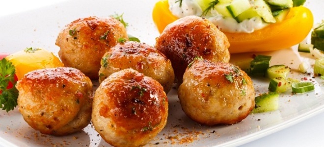 Мясные биточки — рецепты из куриного, свиного, говяжьего фарша, с подливкой и в духовке