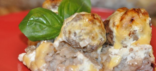 Мясные биточки — рецепты из куриного, свиного, говяжьего фарша, с подливкой и в духовке