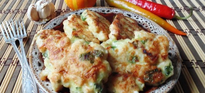 Мясные биточки — рецепты из куриного, свиного, говяжьего фарша, с подливкой и в духовке