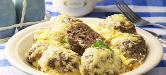 Мясные биточки — рецепты из куриного, свиного, говяжьего фарша, с подливкой и в духовке