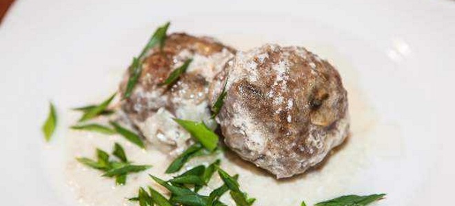 Мясные биточки — рецепты из куриного, свиного, говяжьего фарша, с подливкой и в духовке