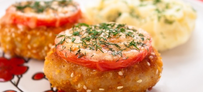 Мясные биточки — рецепты из куриного, свиного, говяжьего фарша, с подливкой и в духовке
