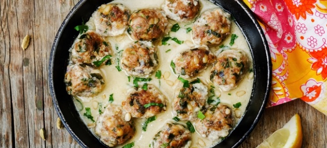 Мясные биточки — рецепты из куриного, свиного, говяжьего фарша, с подливкой и в духовке