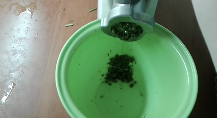 Не выкидывайте стебли укропа. Из них можно сделать кое-что очень вкусное.