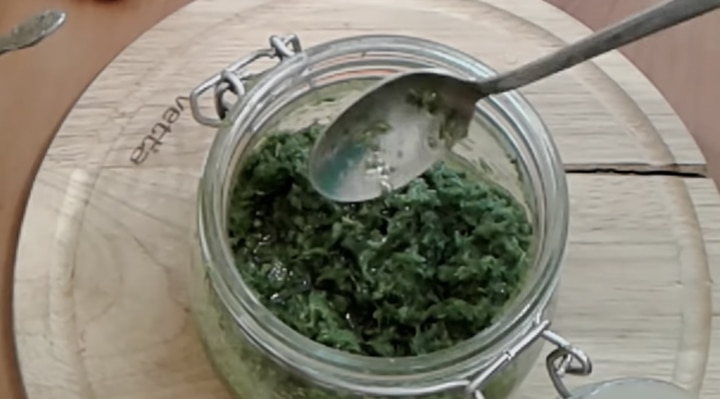 Не выкидывайте стебли укропа. Из них можно сделать кое-что очень вкусное.