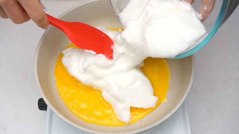 Необычайно вкусный и красивый омлет на сковороде — вы захотите его приготовить