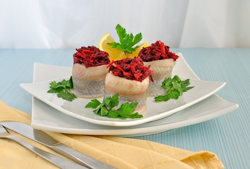 Четырнадцать рецептов закусок и салатов из соленой сельди