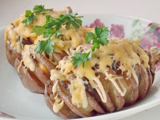 Вот так ты сделаешь запеченный картофель не только очень вкусным, но и аппетитным на вид!