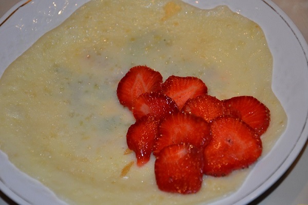 Блинный торт с клубникой
