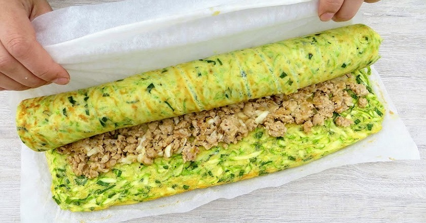 Обалденный кабачковый рулет с изобилием куриного фарша: проще и вкуснее оладий. И гарнир и второе в одном блюде.