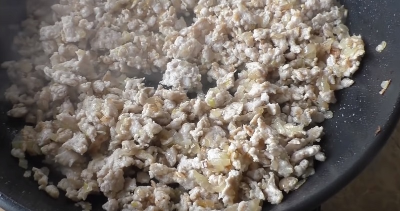 Обалденный кабачковый рулет с изобилием куриного фарша: проще и вкуснее оладий. И гарнир и второе в одном блюде.