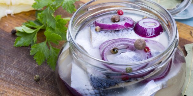 8 способов быстро и вкусно засолить селёдку