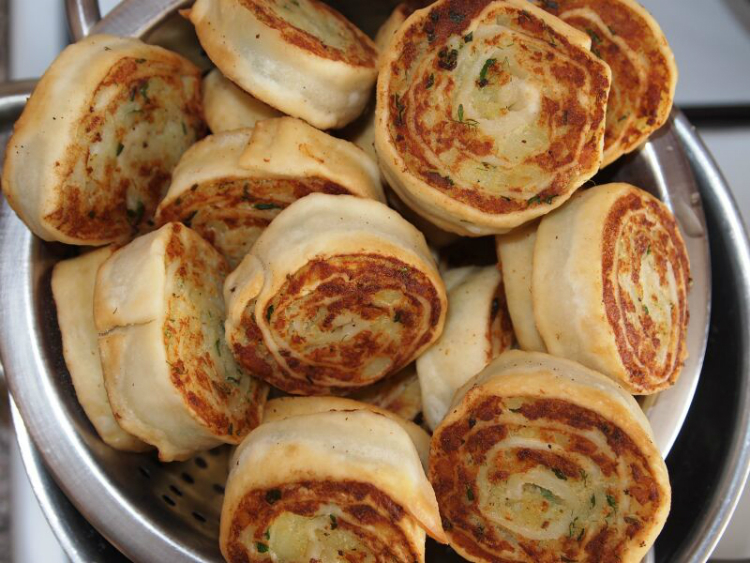 Картофельные рулетики алупатры: постная закуска вкуснее отбивных!