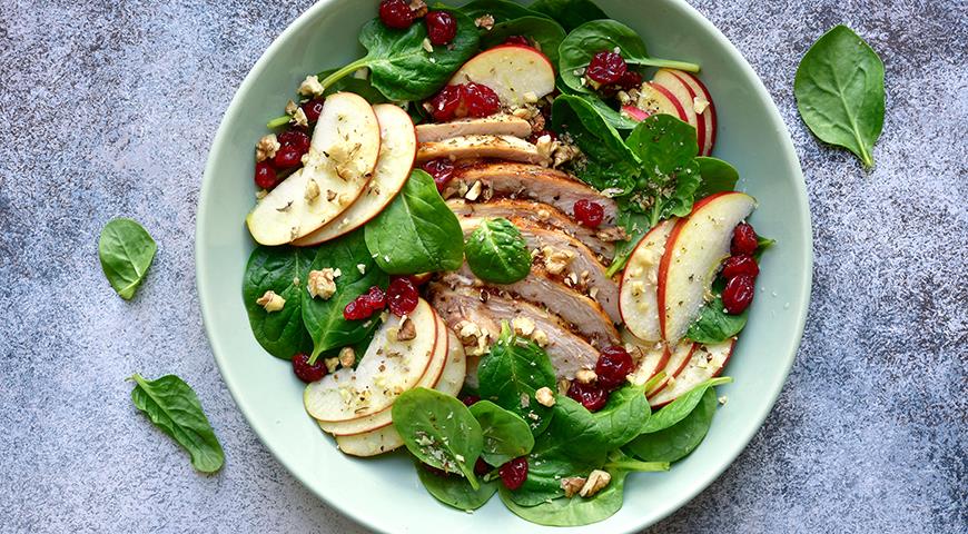 Как приготовить гениальные салаты с курицей и яблоками. И гости сыты, и яблоки не пропали