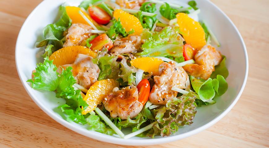 Как приготовить гениальные салаты с курицей и яблоками. И гости сыты, и яблоки не пропали