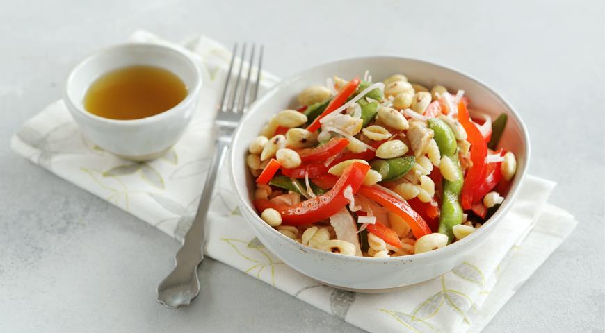 Как приготовить гениальные салаты с курицей и яблоками. И гости сыты, и яблоки не пропали