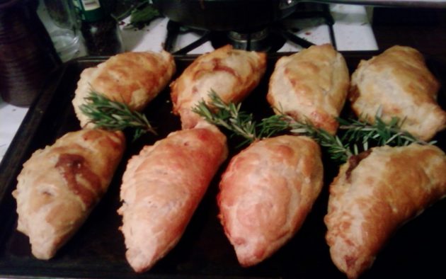 Что приготовить из слоёного теста: 20 быстрых и вкусных блюд Что приготовить из слоёного теста: 20 быстрых и вкусных блюд