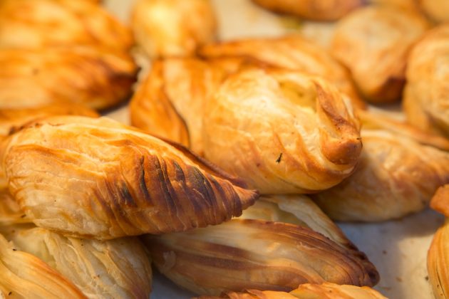 Что приготовить из слоёного теста: 20 быстрых и вкусных блюд Что приготовить из слоёного теста: 20 быстрых и вкусных блюд